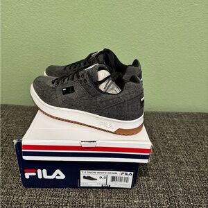 Fila Men's Gray and White Sneakers